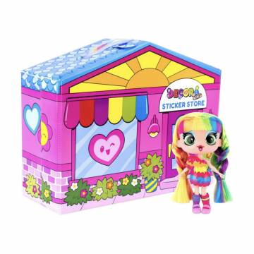 Игровой набор с куклой Decora Girlz Дизайнерский магазин наклеек, 9*23*19 см, от 4 лет, 170 наклеек (D1009) Игровой набор с куклой Decora Girlz Дизайнерский магазин наклеек, 9*23*19 см, от 4 лет, 170 наклеек (D1009)