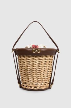 Бежевая сумка бакет-бег из лозы