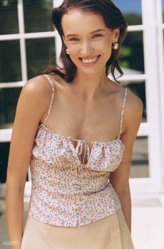 Молочний топ з квітковим принтом на бретелях