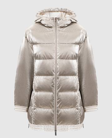 Бежевый пуховик с нашивкой логотипа