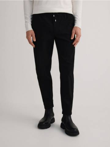 Reserved - Брюки carrot fit - чорний - YV900-99X Reserved - Брюки carrot fit - чорний - YV900-99X