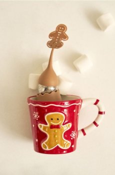 Керамічне горнятко з пряниковим чоловічком та різдвяним мотивом - червоний