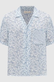 Голубая рубашка в брендовый принт