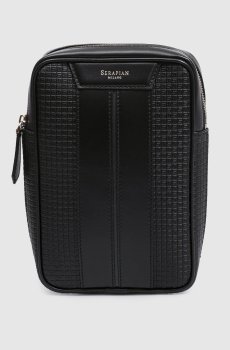 Черная кожаная сумка-слинг с логотипом