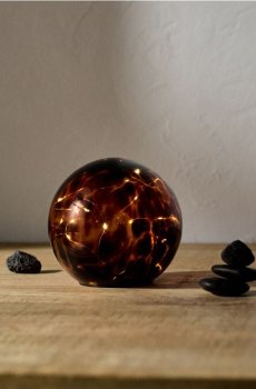 Декоративна настільна лампа у формі кулі - бежевий