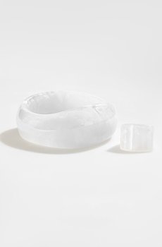 Білий масивний браслет