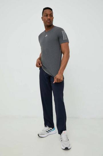 Футболка для бега adidas Performance Own the Run цвет серый с принтом Футболка для бега adidas Performance Own the Run цвет серый с принтом