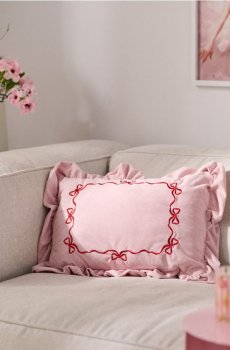 Декоративна подушка з рюшем і вишитою рамкою з бантиками - пастельний рожевий