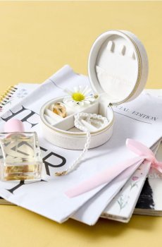 Круглий органайзер для прикрас - кремовий