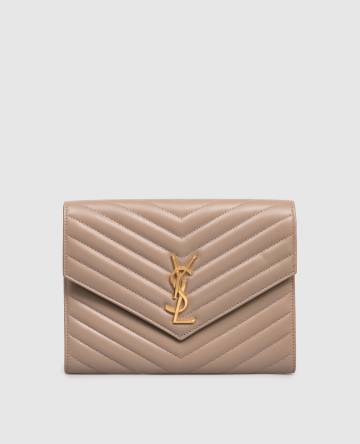 Бежевый кожаный клатч-конверт CASSANDRE