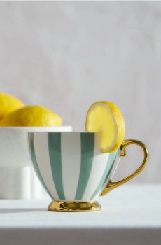 Керамічна чашка із золотими деталями - пильно-зелений