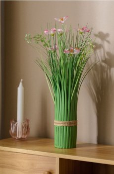 Декоративна рослина – трава з рожевими квітами - пастельний рожевий