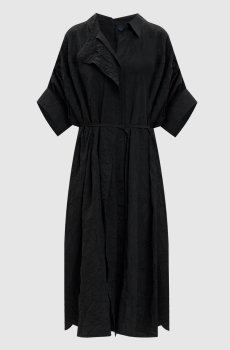 Черное платье-рубашка миди с эффектом жатки