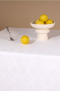 Скатертина з декоративним візерунком - кремовий