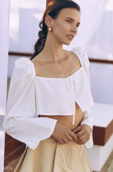 Молочний кроп-топ з довгим рукавом