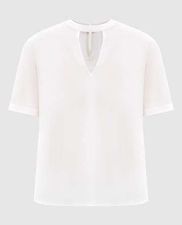 Белый топ с логотипом Белый топ с логотипом