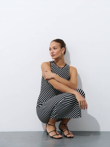 Mohito - Трикотажна сукня міді - чорний - XL