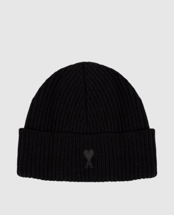 Черная шапка из шерсти