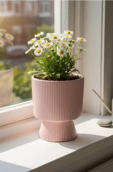 Керамічний вазон на ніжці з рифленням - пастельний рожевий