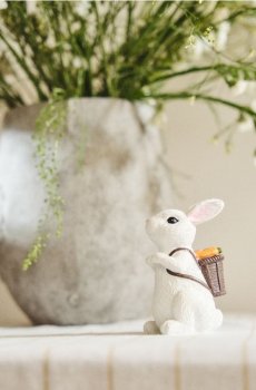 Великодня фігурка зайця з кошиком моркви - різнобарвний