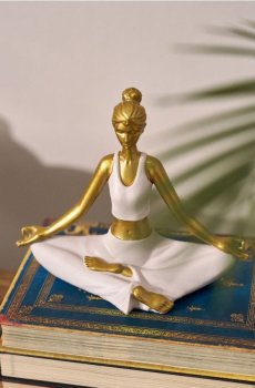 Декоративна фігурка жінки у позі йоги - пастельний рожевий