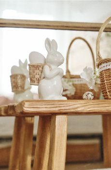 Великодня керамічна фігурка зайця з кошиком - білий