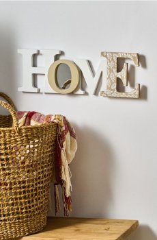 Настільна декорація у формі напису home - різнобарвний