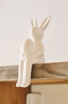 Великодня фігурка сидячого зайця з яйцем - білий