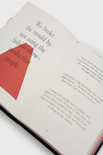 Книга Thames & Hudson Ltd The World According To Lee Mcqueen, Louise Rytter Книга Thames & Hudson Ltd The World According To Lee Mcqueen, Louise Rytter