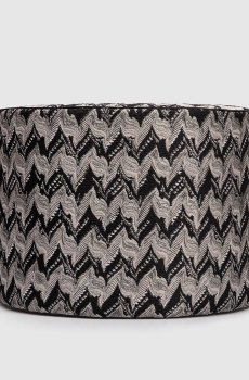 Черный пуф Fluidity в брендовый узор