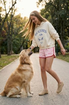 Трикотажні шорти з контрастною окантовкою та написом "Malibu" - пастельний рожевий