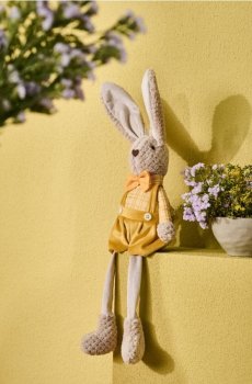 Великодня стояча декорація у формі зайця - жовтий