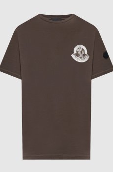 Коричневая футболка с эмблемой