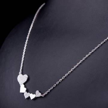 Серебряное колье "Сердечки" с фианитами 18208 Серебряное колье "Сердечки" с фианитами 18208