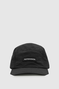 Черная кепка с нашивкой логотипа