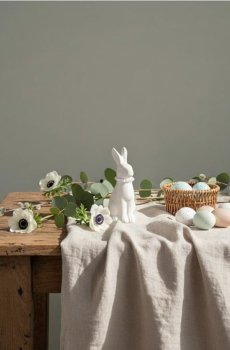 Керамічний великодній зайчик з намистом - білий