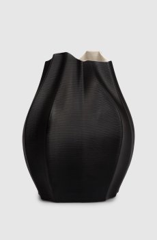 Черная ваза с фарфором