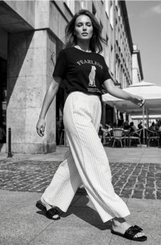 Бавовняна oversize футболка з принтом - чорний