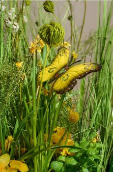 Садова декорація на паличці у формі метелика - світло-жовтий