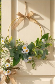 Весняний декоративний квітковий вінок на металевому кільці - кремовий