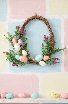 Великодній декоративний вінок із яйцями - різнобарвний