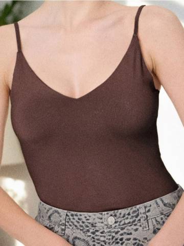 Боді на бретелях з V-подібним декольте - коричневий Боді на бретелях з V-подібним декольте - коричневий