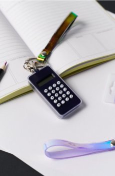 Брелок із калькулятором і лабіринтом на звороті - темно-синій