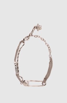 серебристый браслет с брендовой шпилькой