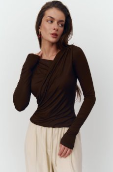 Коричневий трикотажний лонгслів із драпіруванням