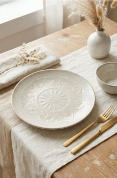 Керамічна тарілка з тисненим візерунком - кремовий