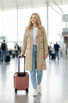 Кабінна валіза на колесах з тисненим візерунком - пастельний рожевий