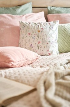 Наволочка з квітковим візерунком - кремовий