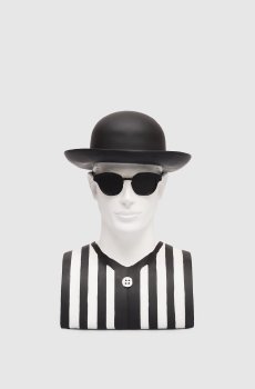 Белая статуэтка Mr.Black