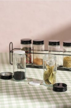 Скляні ємності для спецій у металевій підставці – набір із 7 шт. - чорний